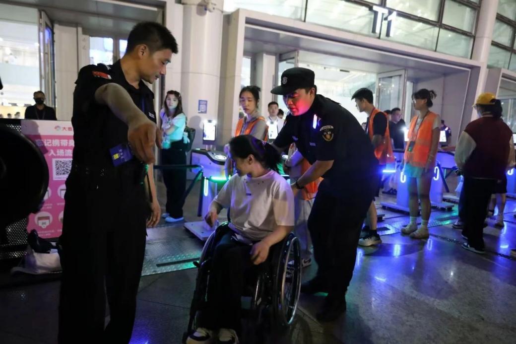 C:/Users/Administrator/Desktop/“安保鐵軍、硬核保障”2024系列報(bào)道四十二——南京市保安服務(wù)有限公司成功護(hù)航張碧晨「今兒個(gè)開心」十周年巡回演唱會(huì)南京站安保任務(wù)/5.jpg5