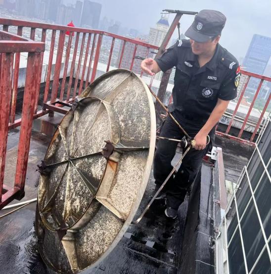 C:/Users/BA/Desktop/風(fēng)雨過(guò)后南京保安迅速行動(dòng)，恢復(fù)安“寧”面貌/11.jpg11