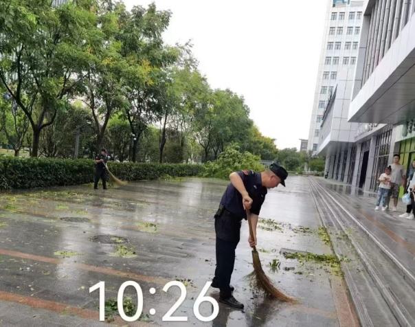 C:/Users/BA/Desktop/風(fēng)雨過(guò)后南京保安迅速行動(dòng)，恢復(fù)安“寧”面貌/5.jpg5