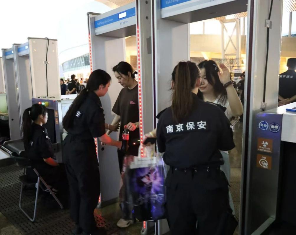 C:/Users/Administrator/Desktop/“安保鐵軍、硬核保障”2024系列報(bào)道四十二——南京市保安服務(wù)有限公司成功護(hù)航張碧晨「今兒個(gè)開心」十周年巡回演唱會(huì)南京站安保任務(wù)/2.jpg2